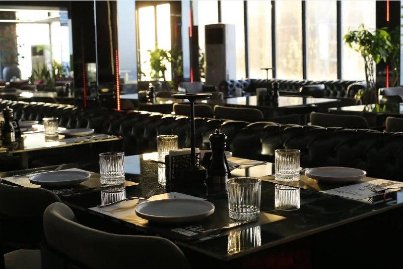 اجرای زنده دی جی در رستوران چاپلین کیش